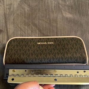 Micheal Kors Jet Set Travel pouch